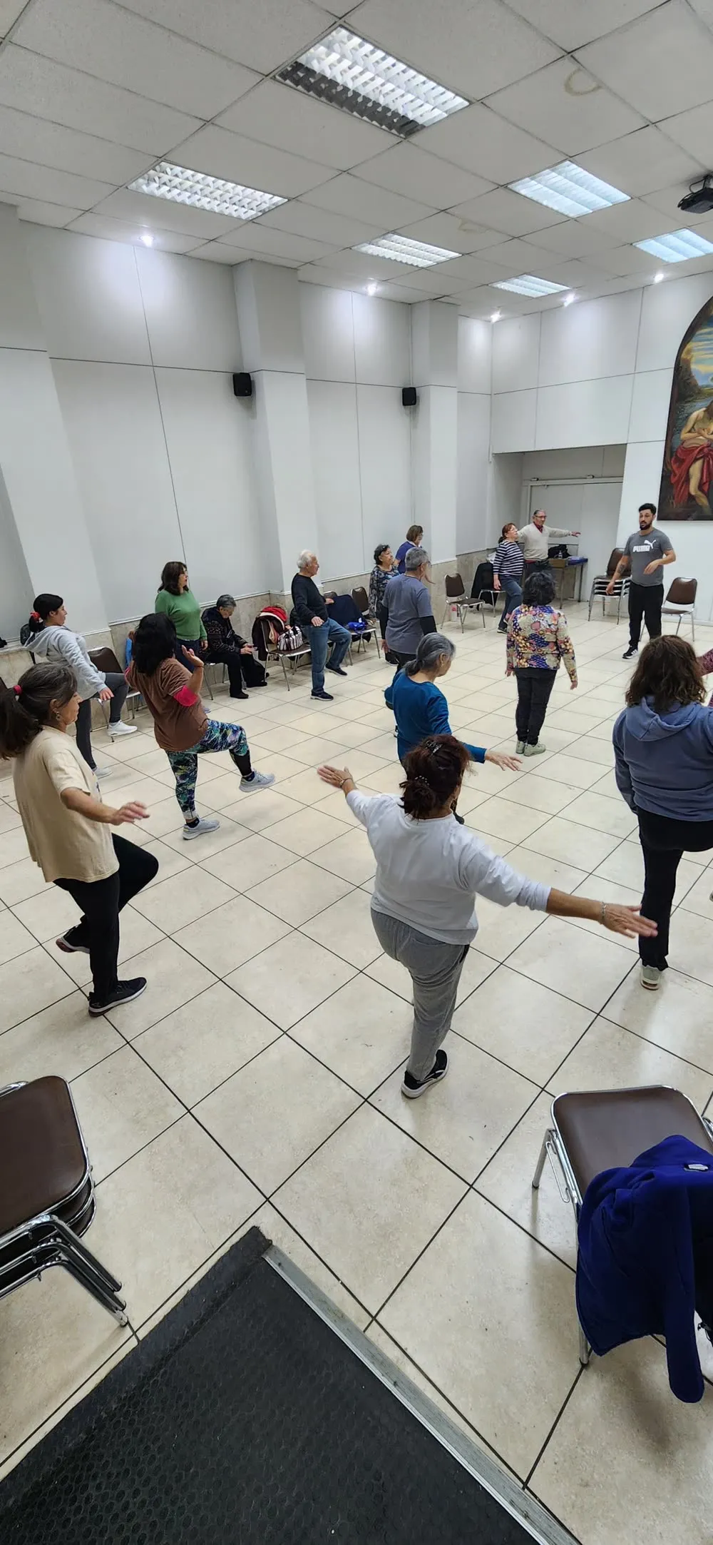 Participantes de pie trabajando el equilibrio