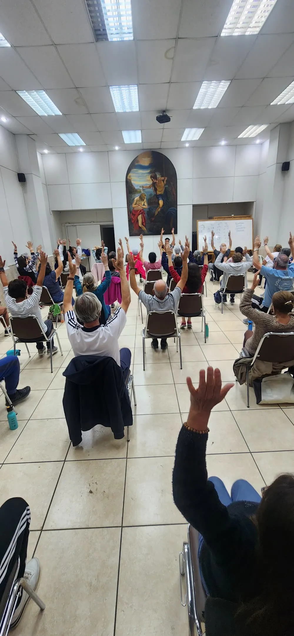 Participantes con los brazos en alto